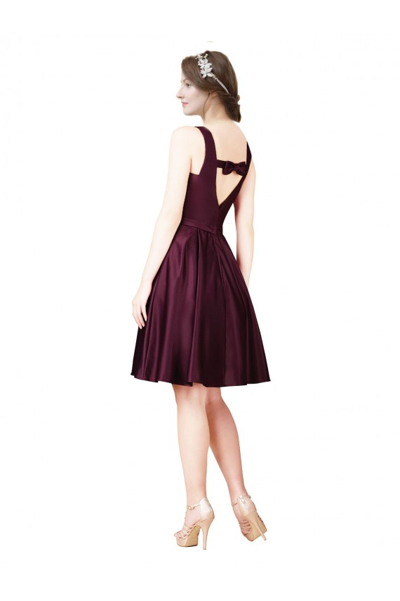 Fábrica de Costas em V Cetim Barco Comprimento Joelho Sem Mangas Vestidos de Madrinha / Vestidos de Festa / Vestidos de Cocktail / Vestidos de Homecoming