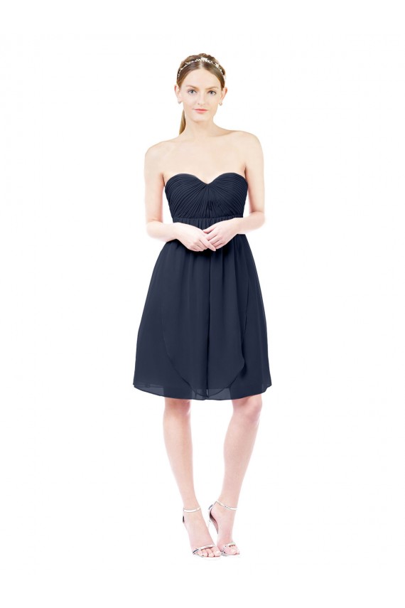 Fábrica de Abrir de volta Chiffon Amor Comprimento Joelho Sem Mangas Vestidos de Madrinha / Vestidos de Cocktail