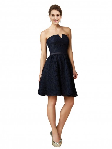 Fábrica de Renda Decote V Comprimento Joelho Sem Mangas Vestidos de Madrinha / Vestidos de Cocktail