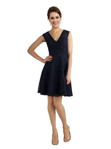 Fábrica de Renda Decote V Comprimento Joelho Sem Mangas Vestidos de Madrinha / Vestidos de Homecoming