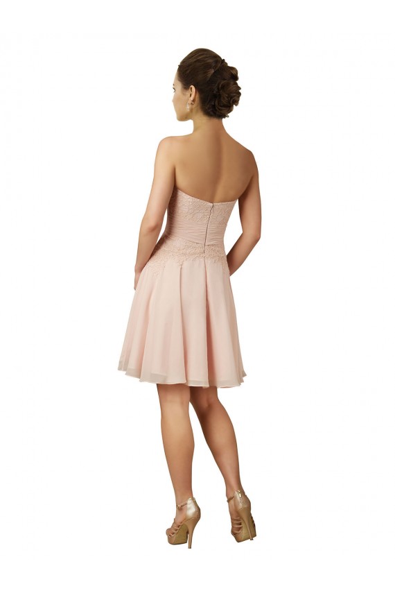 Fábrica de Chiffon & Renda Amor Comprimento Joelho Sem Mangas Vestidos de Madrinha / Vestidos de Cocktail