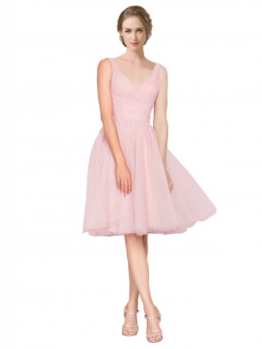Fábrica de Tule Decote V Comprimento Joelho Sem Mangas Vestidos de Madrinha / Vestidos de Cocktail / Vestidos de Homecoming